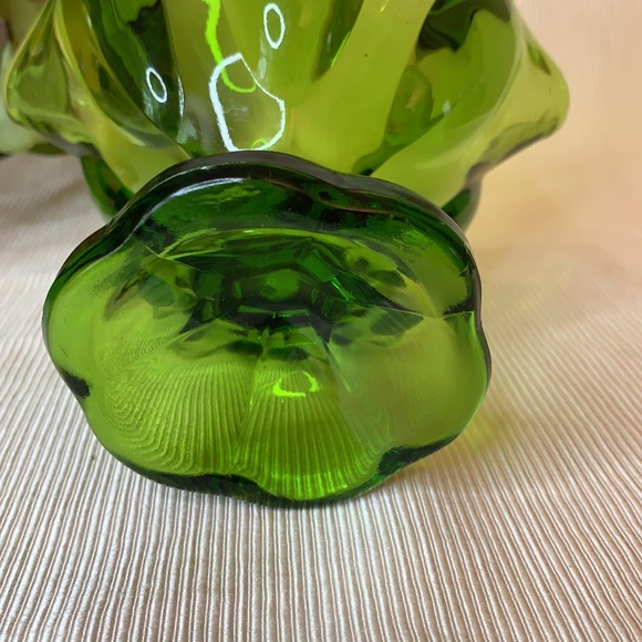 Vintage L. E. Smith emerald green scalloped handkerchief pedestal dish - Picture 5 of 10